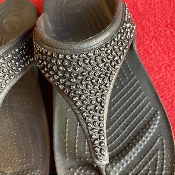 CROCS Sz 10 studded Front Post Platform Thing Style Slip On Sandals - Picture 3 of 12